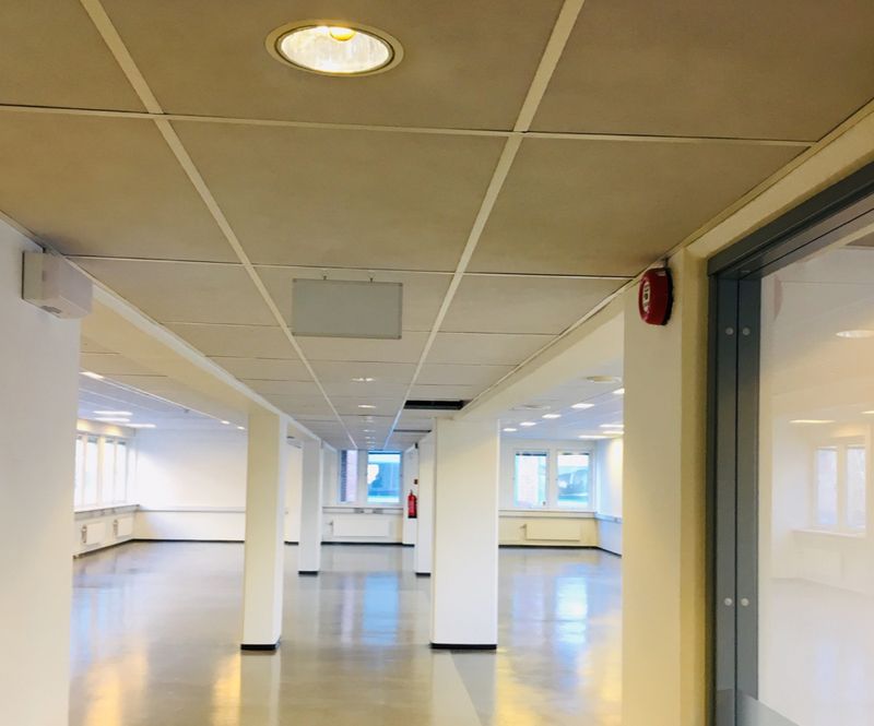Hvit aluminiumsplate for ensidige skilt i ramme