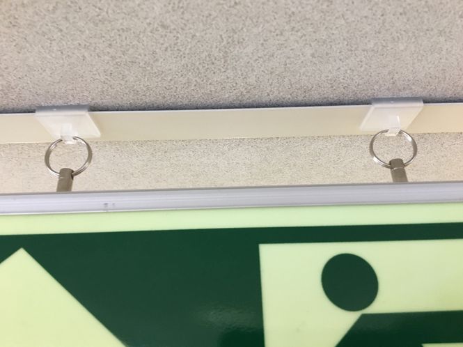 Huvudbild Clips i plast för infästning i systemtak