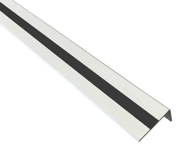 Huvudbild Trappnos i matt aluminium och svart kontrastinlägg. Välj längd