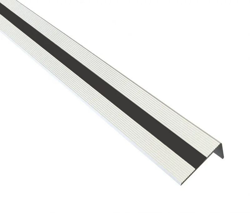 Trappeneser i matt aluminium og sort kontrast ilegg. Velg lengde